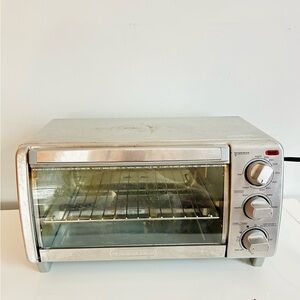 BLACK+DECKER Stainless Steel Toaster Oven with Natural Convection